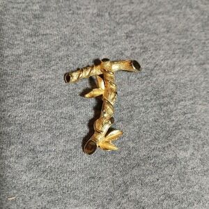 Vtg‎ 1964 Sarah Coventry initial "T" brooch from the Sarah's ABC's collection